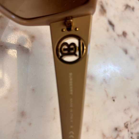 Elegant Tan Sunglasses - Picture 3 of 7